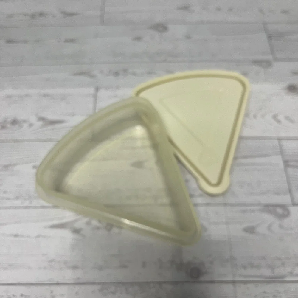 Rubbermaid Servin Saver Triangle Pie Slice Food Storage Container Cream 0072